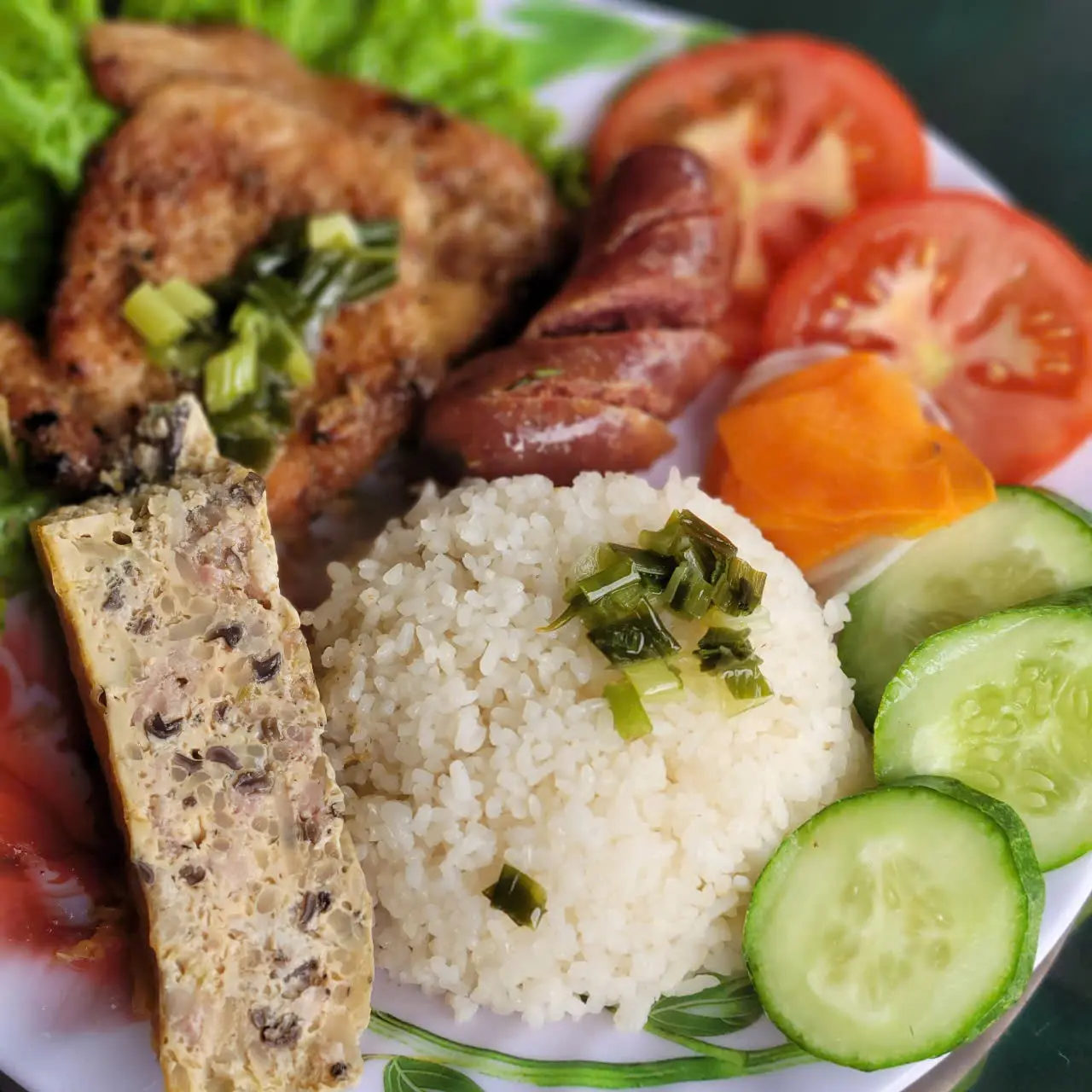Hình ảnh cơm tấm sườn - chả - lạc xưởng 