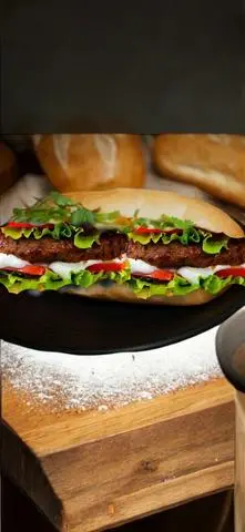 Hình ảnh Bánh mì kẹp nhân bò chiên -1 trứng