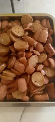 Hình ảnh cơm chả kho xúc xích, rau xào 