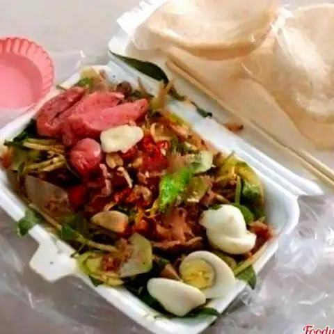 Hình ảnh Tré trộn nem chả trứng cút bánh phồng