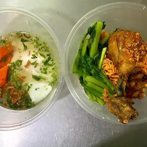Hình ảnh Mì trộn gà tắm mắm tỏi canh trứng lòng đào
