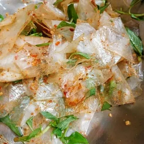 Hình ảnh Bánh Tráng Dẻo Trộn Sate Rau Răm