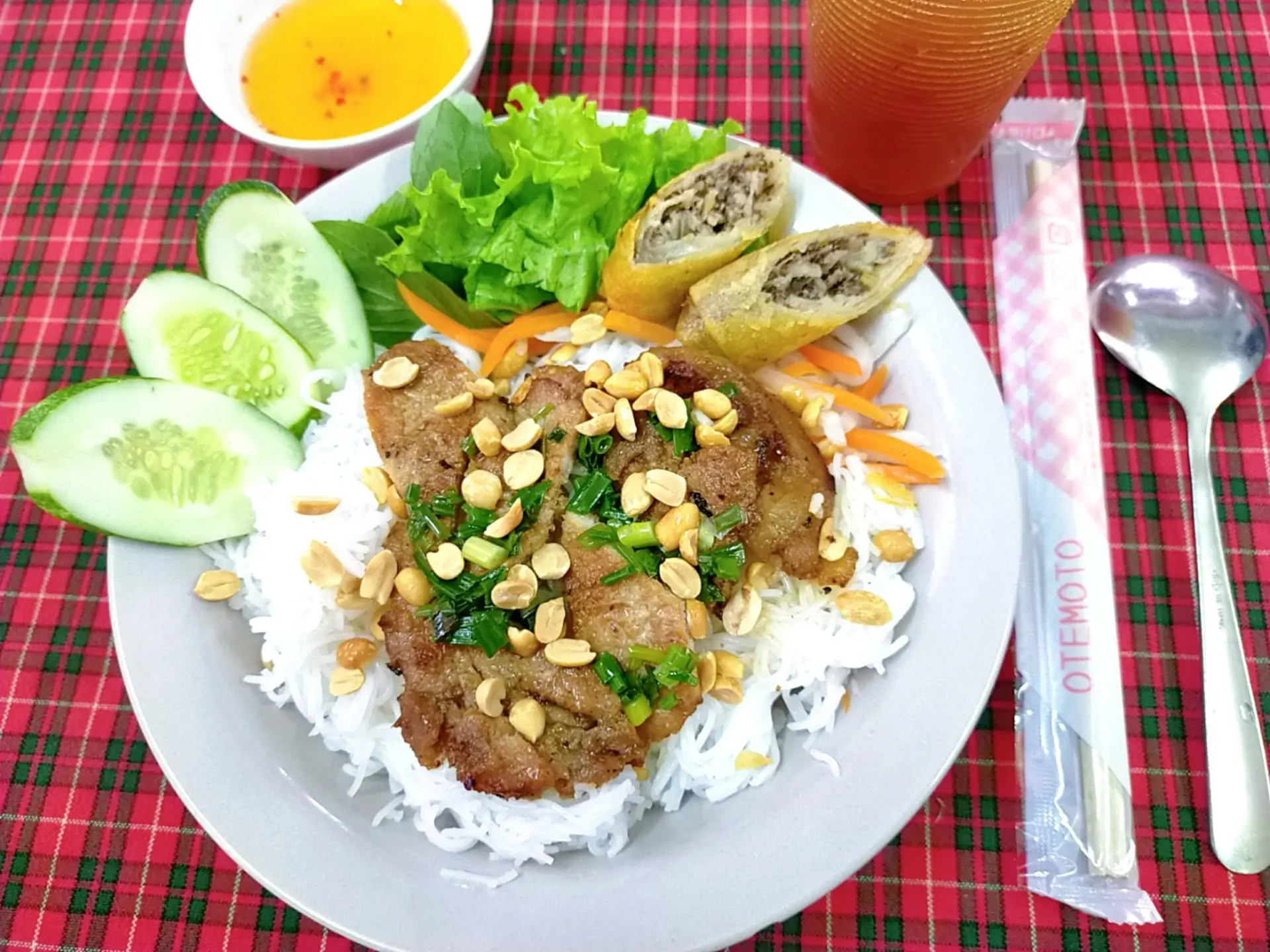Hình ảnh Bún thịt nướng chả giò