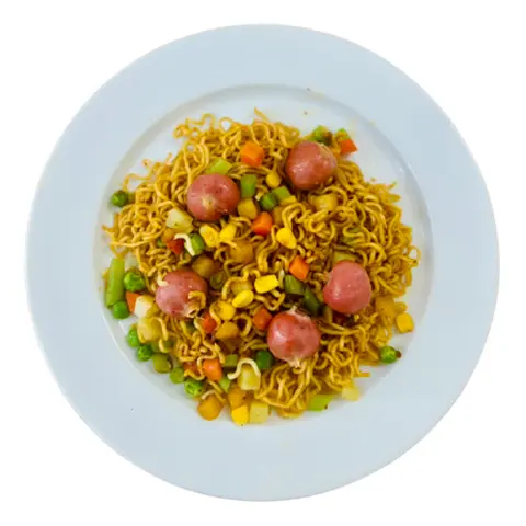 Hình ảnh Mì trộn indomie xúc xích hồ lô