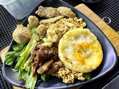 Hình ảnh Mì trộn thập cẩm sốt xì dầu