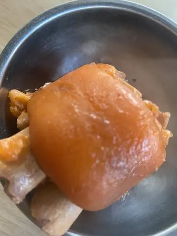 Hình ảnh 1 khoanh giò thêm