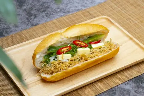 Hình ảnh Bánh mì gà - chicken