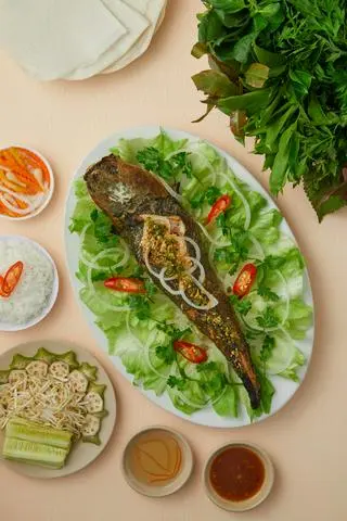 Hình ảnh Cá Lóc Nướng Lu Cuốn Bánh Tráng