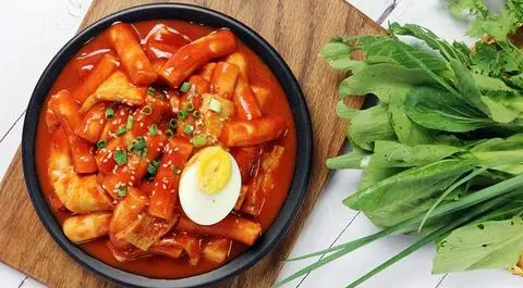 Hình ảnh Tokbokki chả cá xúc xích phô mai