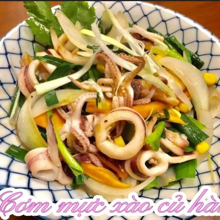Hình ảnh cơm mực xào củ hành.