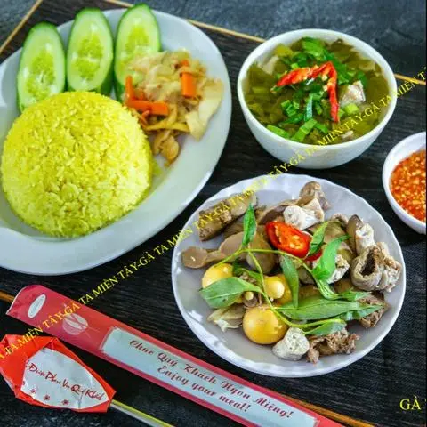 Hình ảnh Cơm lòng trứng non luộc - canh gà lá giang - nước nha đam hoặc sữa bắp