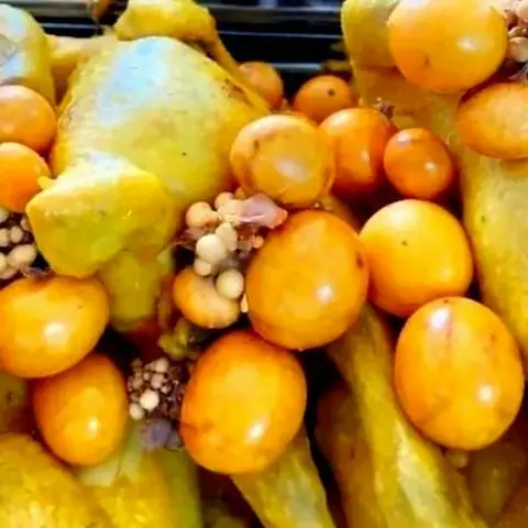 Hình ảnh Gà ủ muối nguyên con - chặt sẵn ăn nóng.kèm rau dưa - nước chấm thần thánh