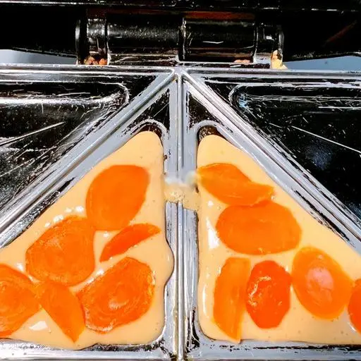 Hình ảnh Hotdog trứng muối - nguyên trứng
