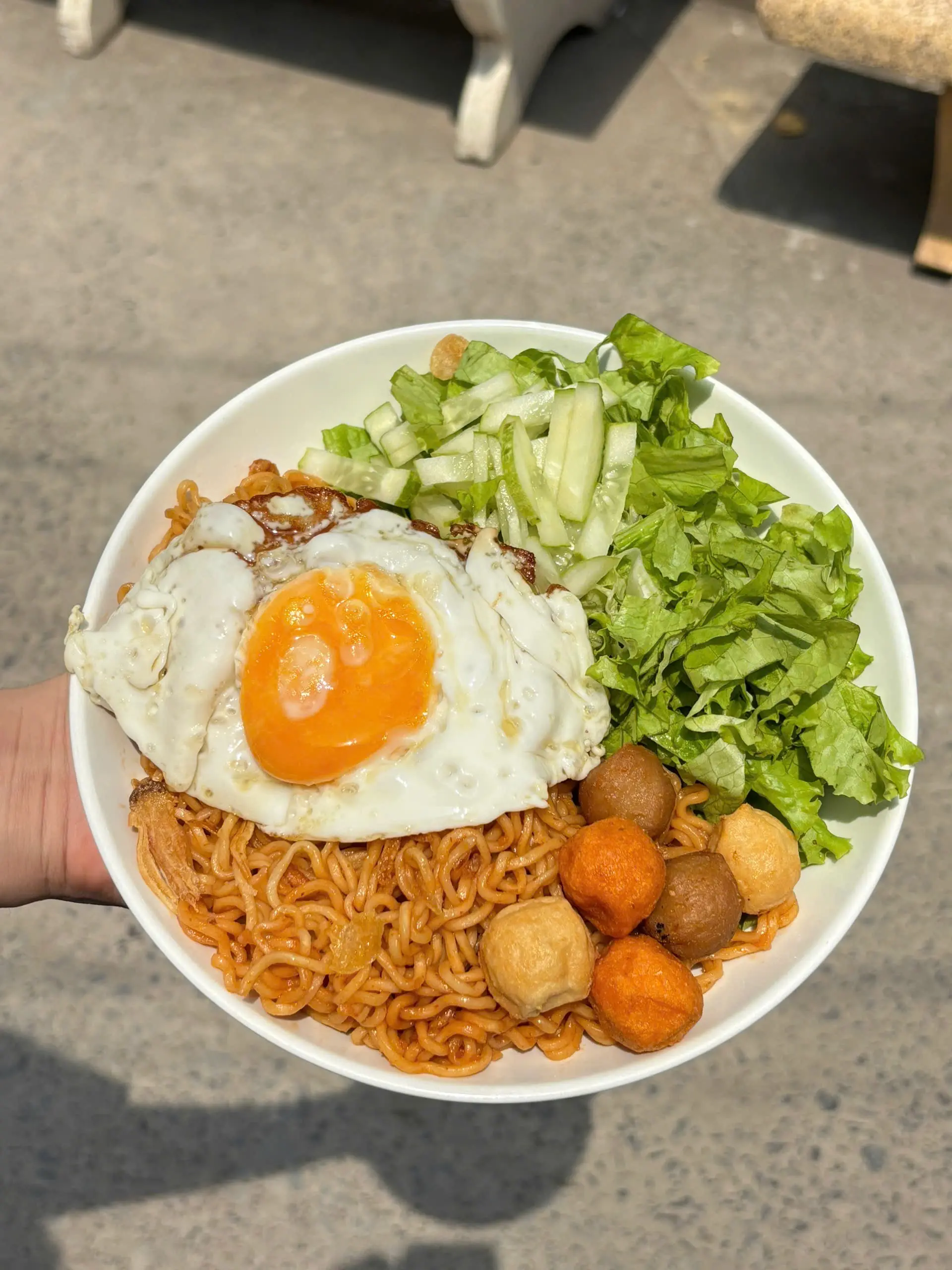 Hình ảnh Mì trộn Indomie viên chiên - ốp la