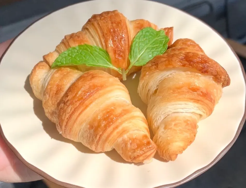 Hình ảnh Bánh Croissant+Trà Hibiscus Mãng cầu(Combo)