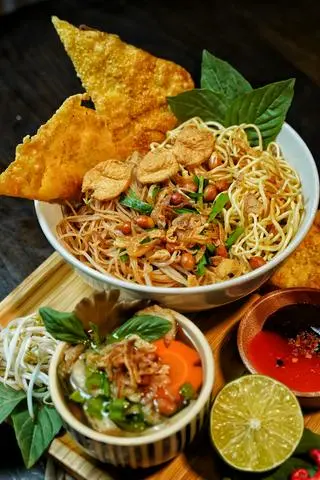 Hình ảnh Hủ tiếu mì chay khô