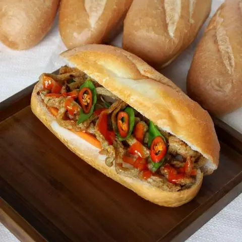 Hình ảnh bánh mì chả cá nóng 