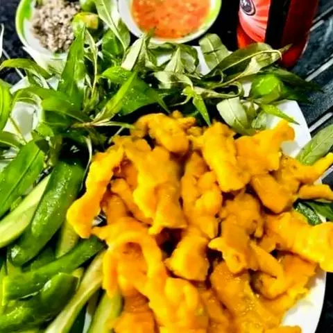 Hình ảnh Chân gà rút xương ủ muối (500g)- Kèm rau dưa - nước chấm thần thánh