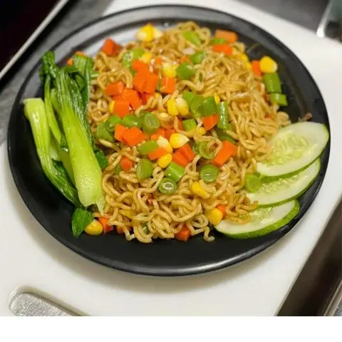 Hình ảnh Mì trộn rau củ