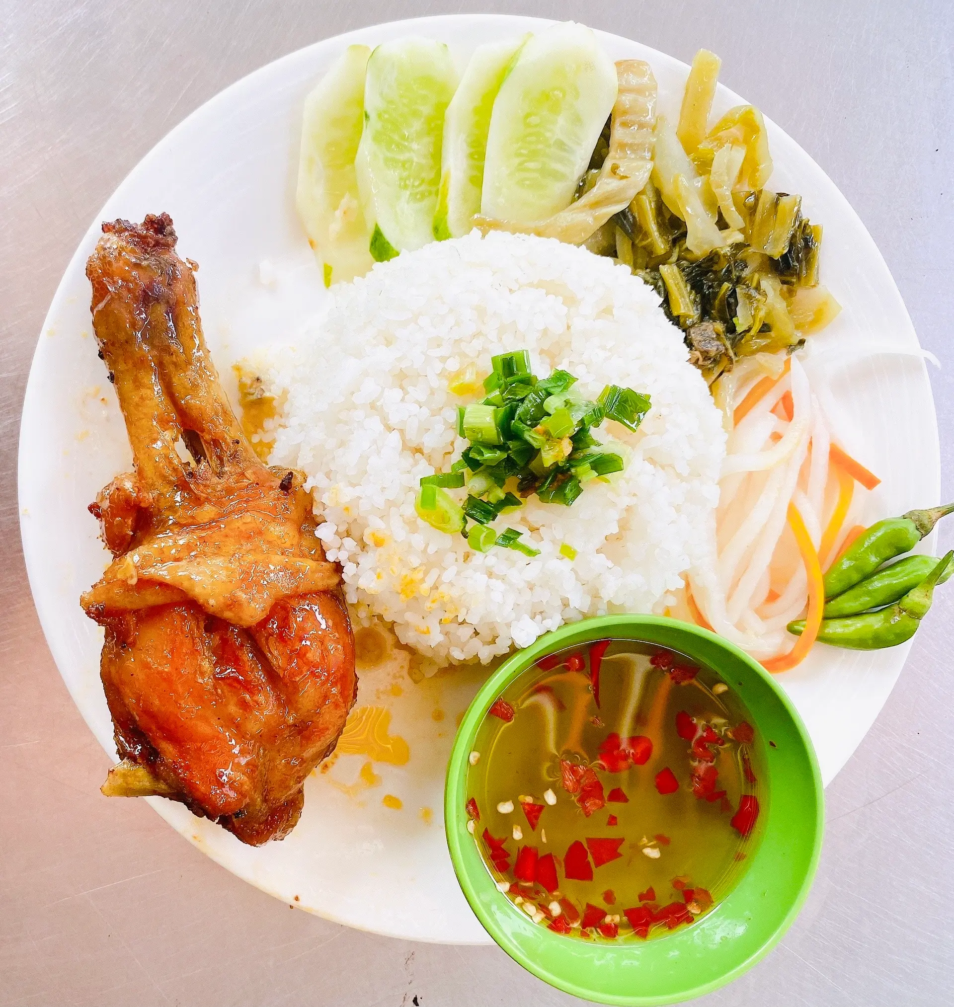 Hình ảnh Cơm Tấm Gà Chiên Nước Mắm