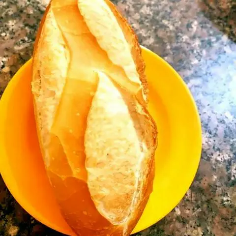 Hình ảnh Bánh mì ăn kèm