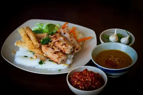 Hình ảnh Bánh hỏi nem nướng - sốt tôm thịt