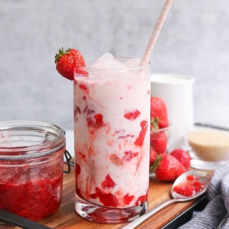 Hình ảnh Sữa Chua Lắc Dâu Tây - M