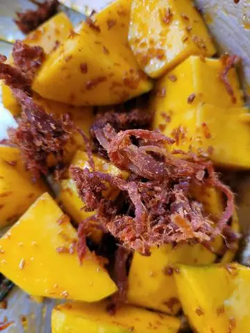 Hình ảnh xoài trộn khô bò trứng cút 