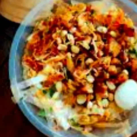 Hình ảnh Bánh tráng trộn mỡ hành tóp mỡ