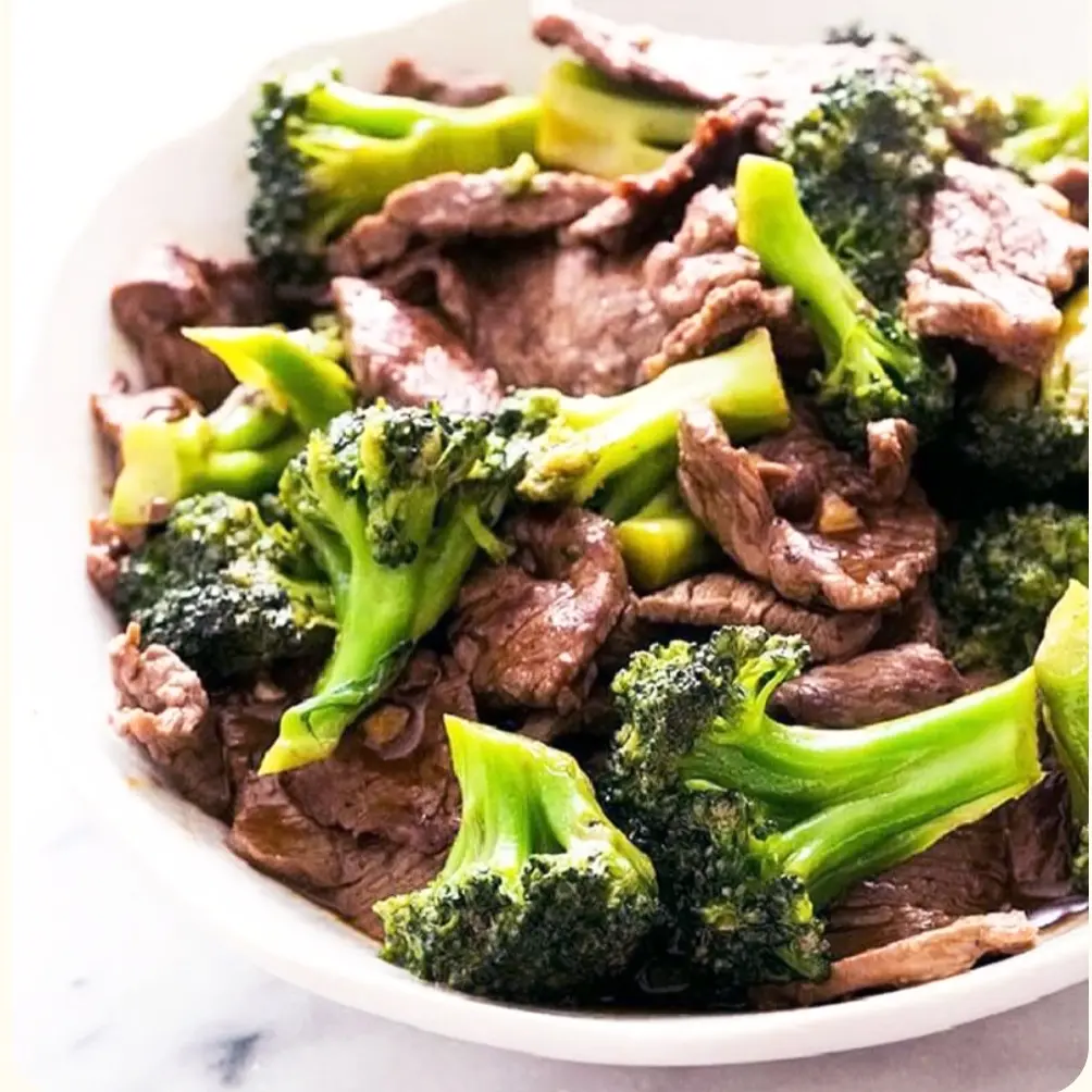 Hình ảnh Cơm Bò Xào Bông Cải Xanh / Hoặc Trắng 