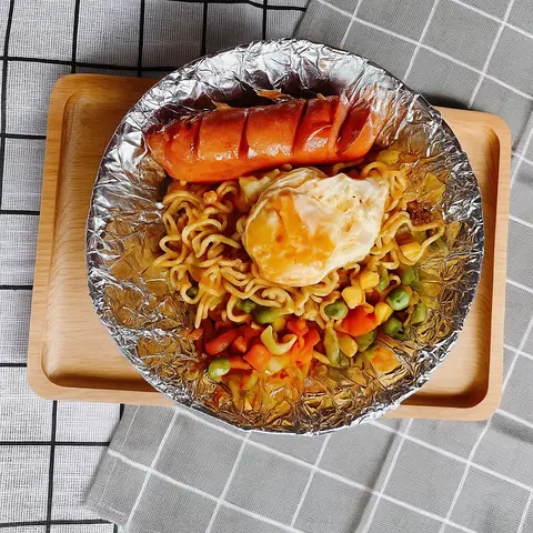 Hình ảnh Mì trộn xúc xích, trứng ốp