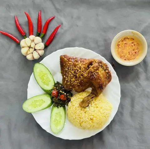 Hình ảnh Cơm gà nướng góc tư - canh rong biển