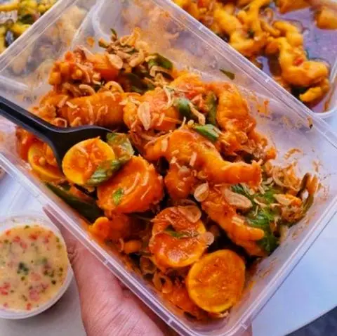 Hình ảnh Chân gà rút xương mix trứng non sốt thái size L