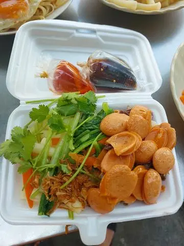 Hình ảnh mì gói xào xuc xích +trứng