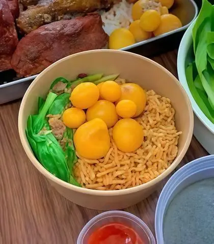 Hình ảnh Mì trộn trứng non