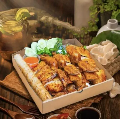 Hình ảnh Nữa còn gà + 1 cây cơm