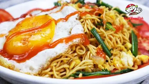 Hình ảnh Mì xào xúc xích trứng 