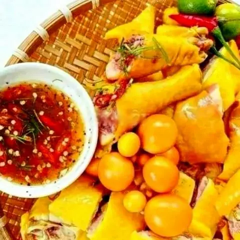 Hình ảnh Gà ta ủ muối nguyên con ôm trứng - Kèm rau dưa - nước chấm thần thánh