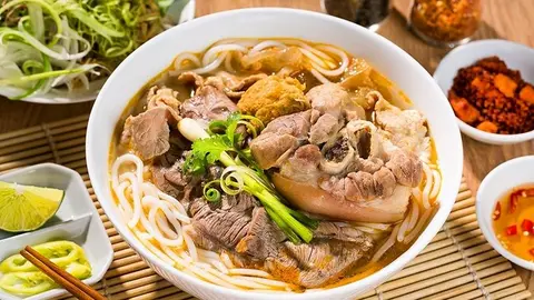 Hình ảnh Bún bò tái + chả