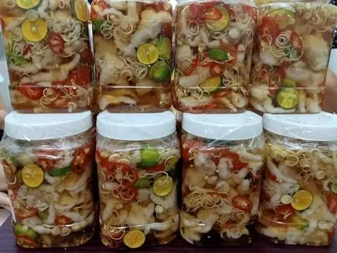Hình ảnh Chân gà rút xương ngâm sả tắc
