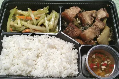 Hình ảnh Cơm heo quay cải chua 