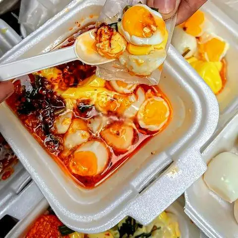 Hình ảnh Bánh tráng chấm sốt bơ kèm trứng cút lòng đào béo ngậy