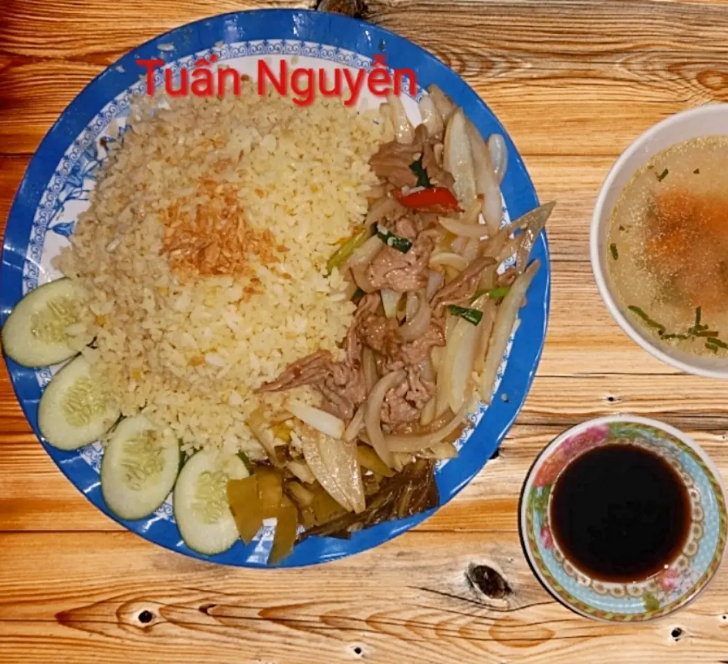 Hình ảnh cơm chiên bò xào củ hành