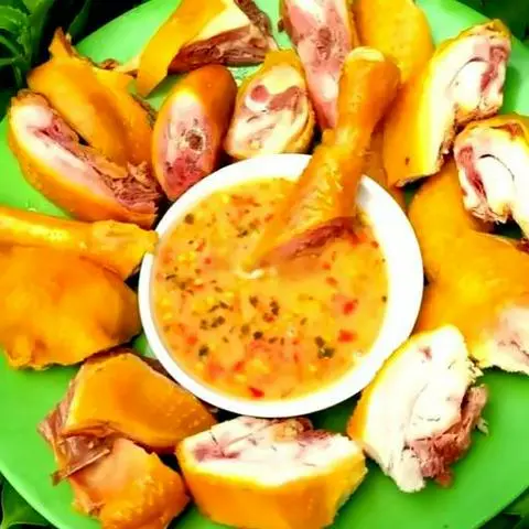 Hình ảnh Gà ta ủ muối nguyên con chặt sẵn ăn lạnh - Kèm rau dưa - nước chấm thần thánh