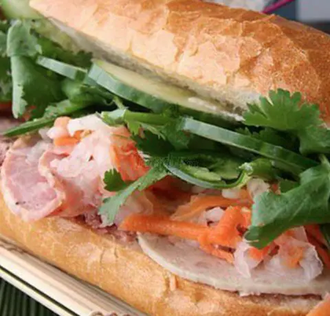 Hình ảnh Bánh mì thịt chả đặc biệt