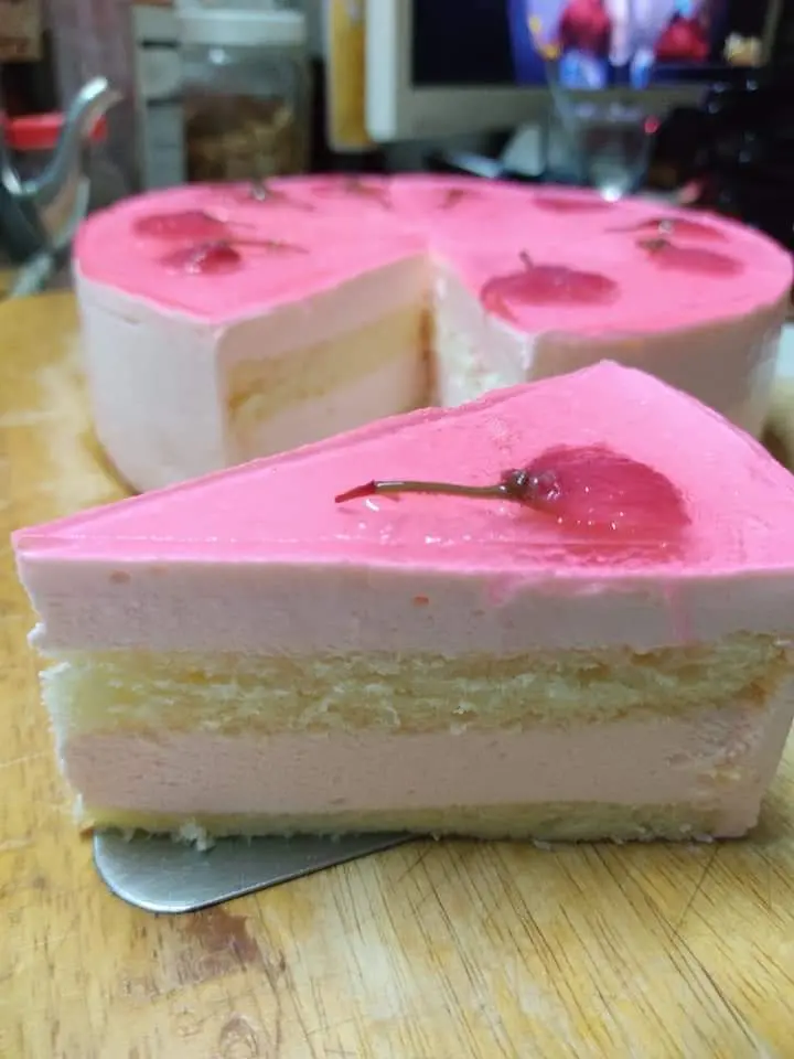 Hình ảnh Bánh mousse phô mai hoa anh đào nguyên ổ 