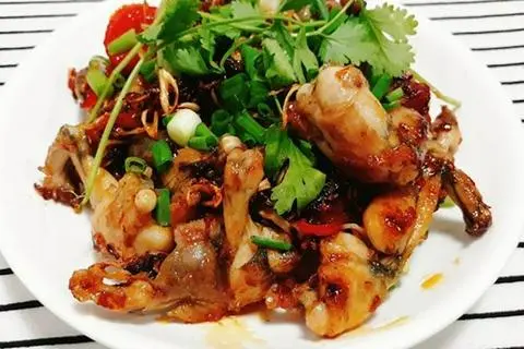 Hình ảnh Cơm chiên ếch xào sả ớt 