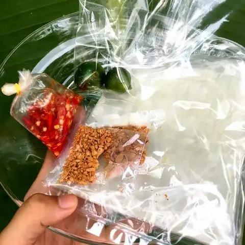 Hình ảnh Bánh tráng siêu to chấm muối tắc