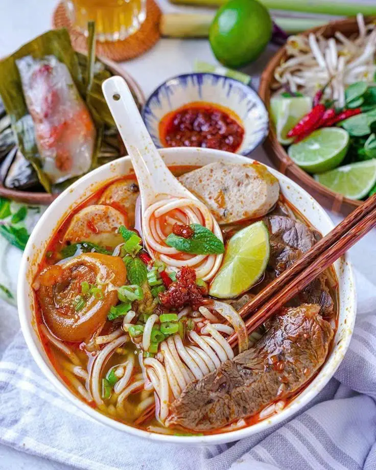 Hình ảnh Bún bò Huế tái bò viên
