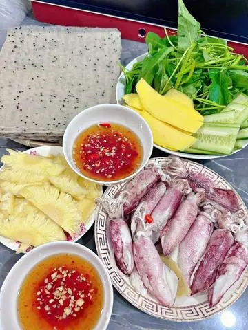 Hình ảnh Mực Hấp Hành cuốn bánh tráng